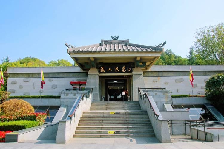 徐州龟山汉墓，被誉为“东方金字塔”，探秘西汉楚王和他的宝贝们