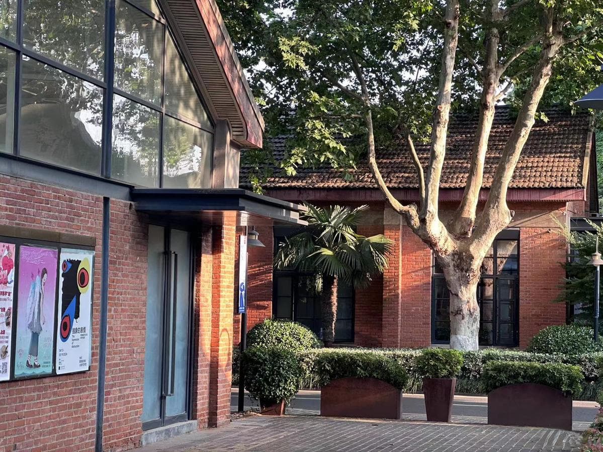 看展、茶饮、逛首店……街区式商业出圈年轻人