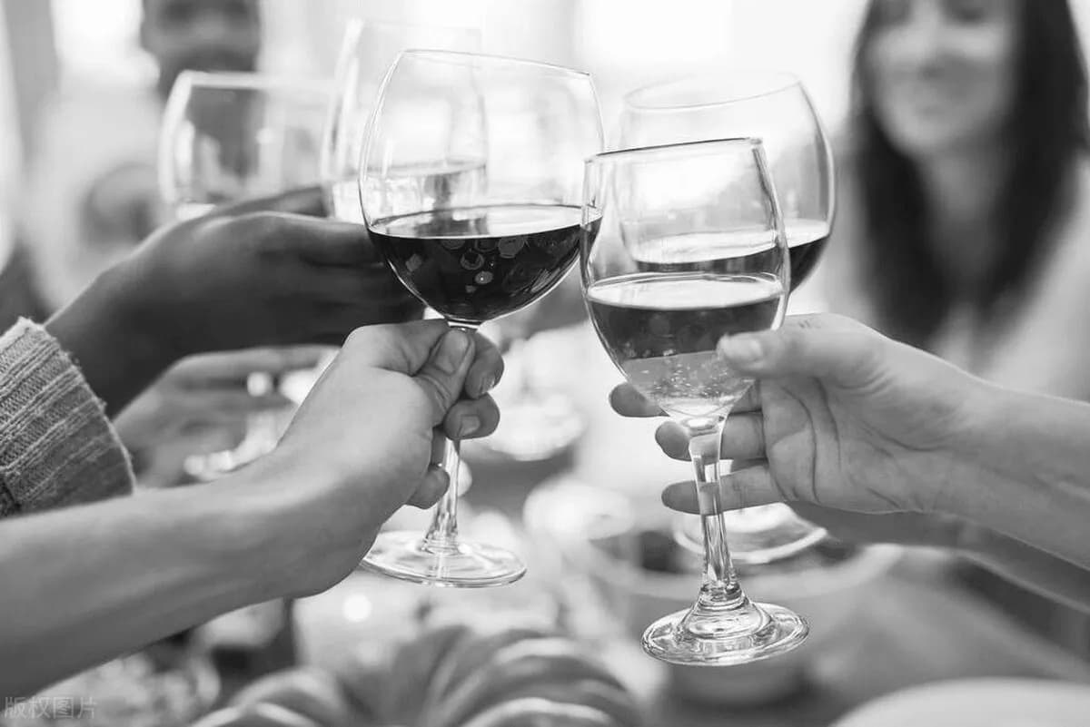 喝酒的时候为什么要干杯？
