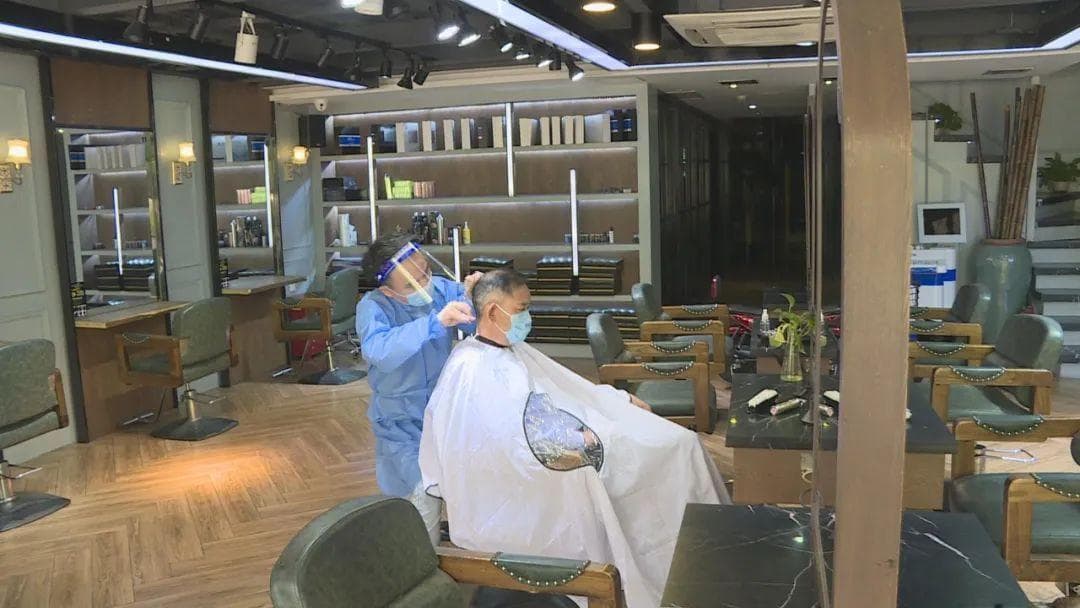 上海奉贤区部分理发店恢复营业，实行预约限流等措施