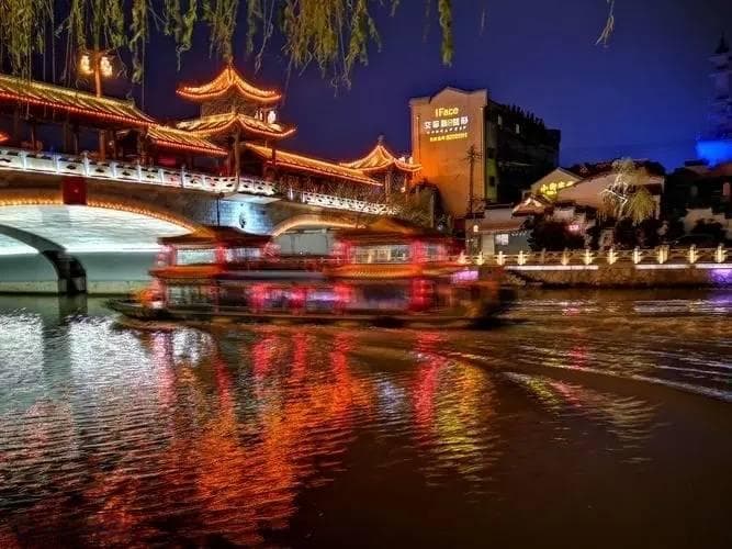 《登岳阳楼》的壮阔情怀与深沉意蕴