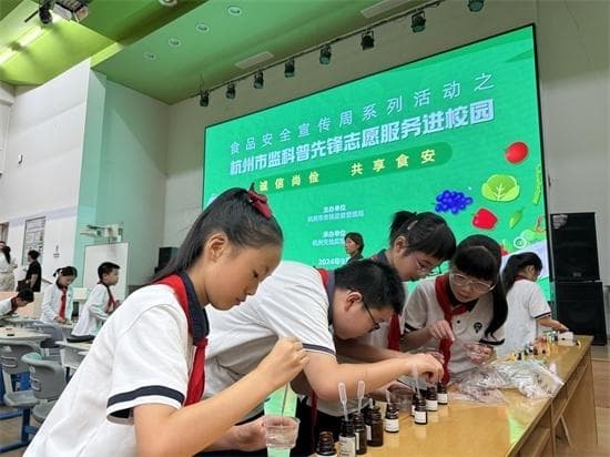 小学生热衷的“五毛食品”有哪些危害？杭州市场监管部门进校园科普
