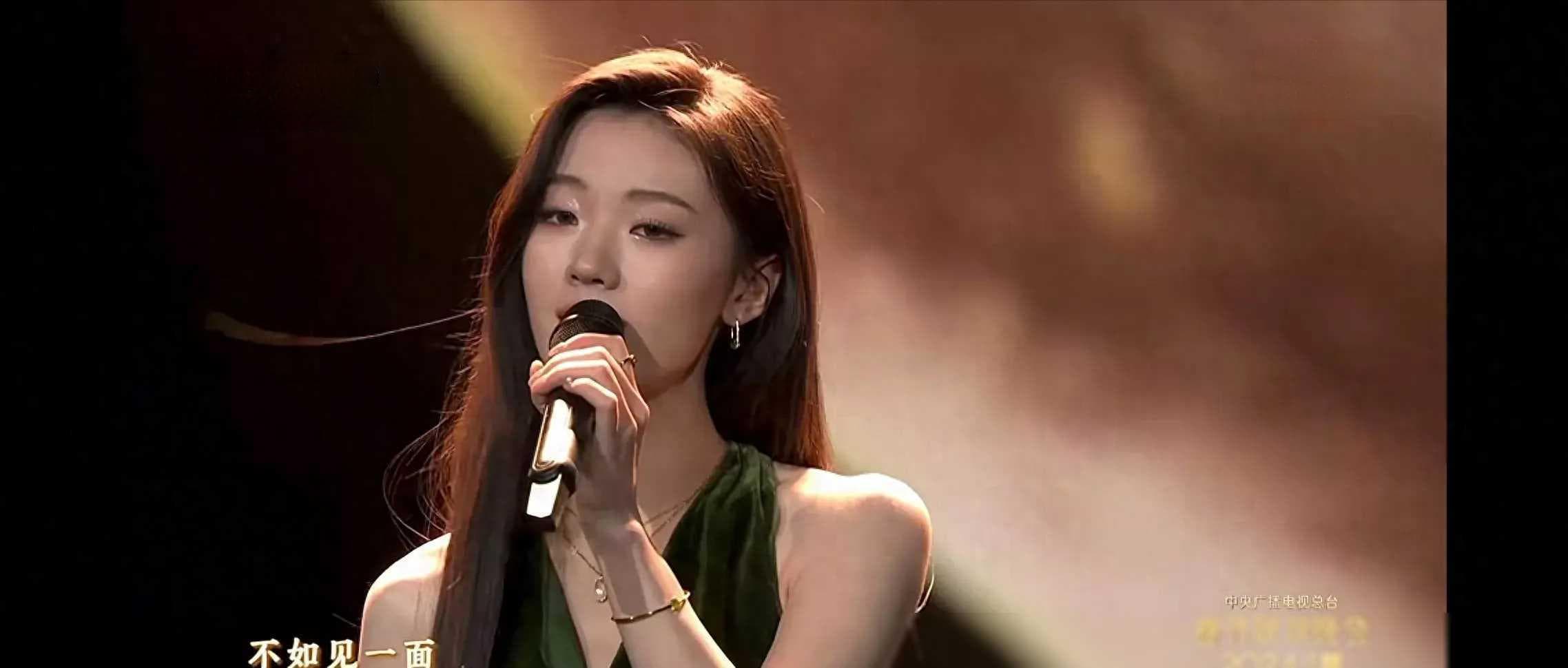 海来阿木和单依纯春晚演绎《不如见一面》：一首歌引发的全民情感共鸣