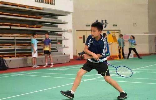 打羽毛球单人练习动作：自己一个人怎么练羽毛球