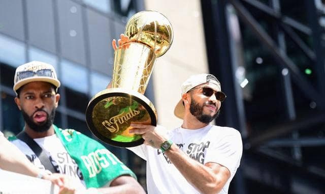 NBA历史上得分王次数排名：詹姆斯的位置引发广泛讨论