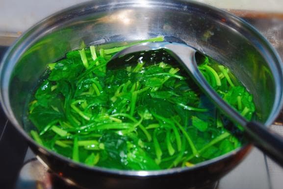 菠菜焯水水变绿是叶绿素吗？科学解读来了