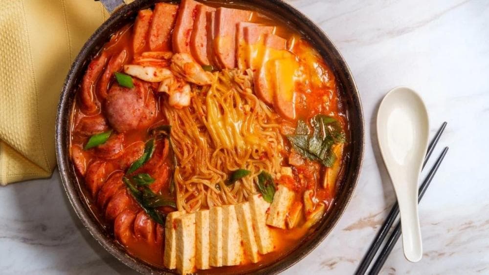 韩国“部队火锅”：从战后美食到国民佳肴