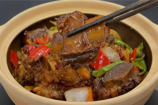 制作红烧牛排骨，关键在于选材、预处理、火候控制及调味品的搭配