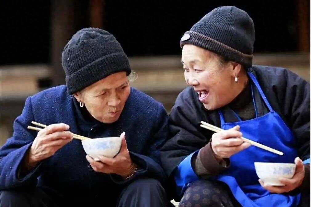 多位医生提醒：年过七旬的老人，就算只喝粥吃馒头，也别碰这4样