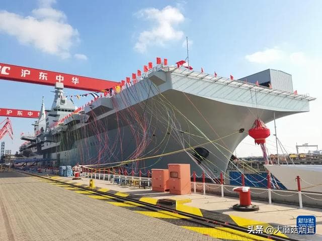 电磁弹射+无人机蜂群！076横空出世，美军“闪电航母”神话破灭？