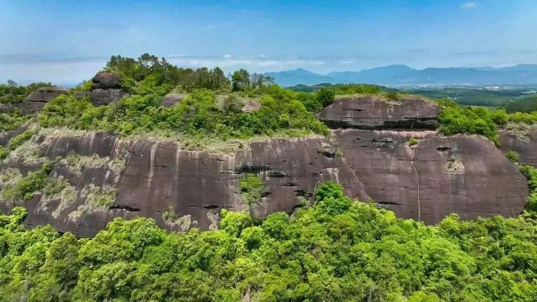 常见的两种地貌：丹霞地貌和喀斯特地貌