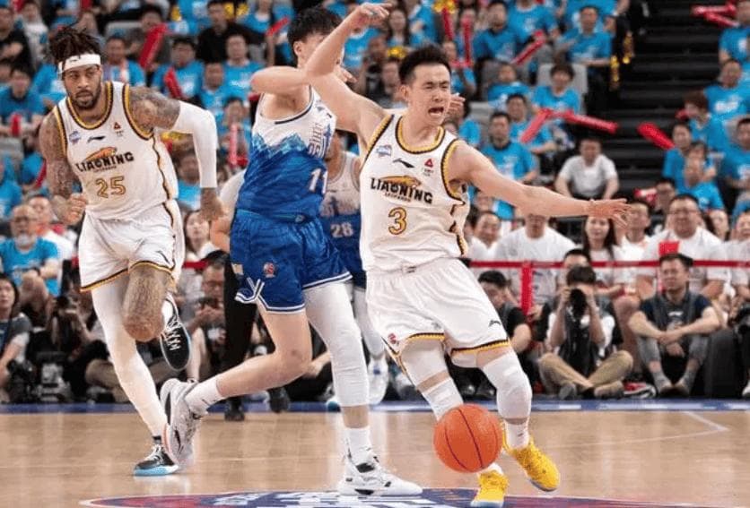 广东提前解约，CBA乱：刘传兴叫板周琦，辽篮王牌退赛，杨鸣发话