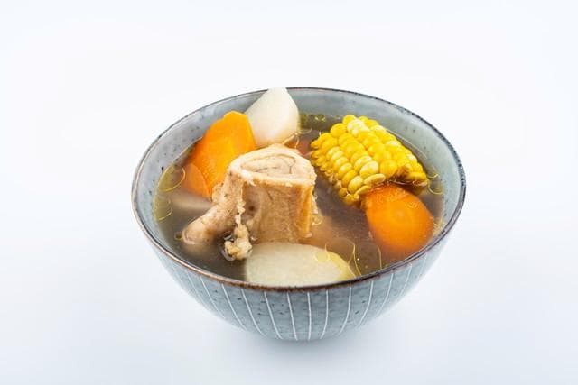 从姜葱到八角：一锅好牛骨头汤的调料与步骤全解析