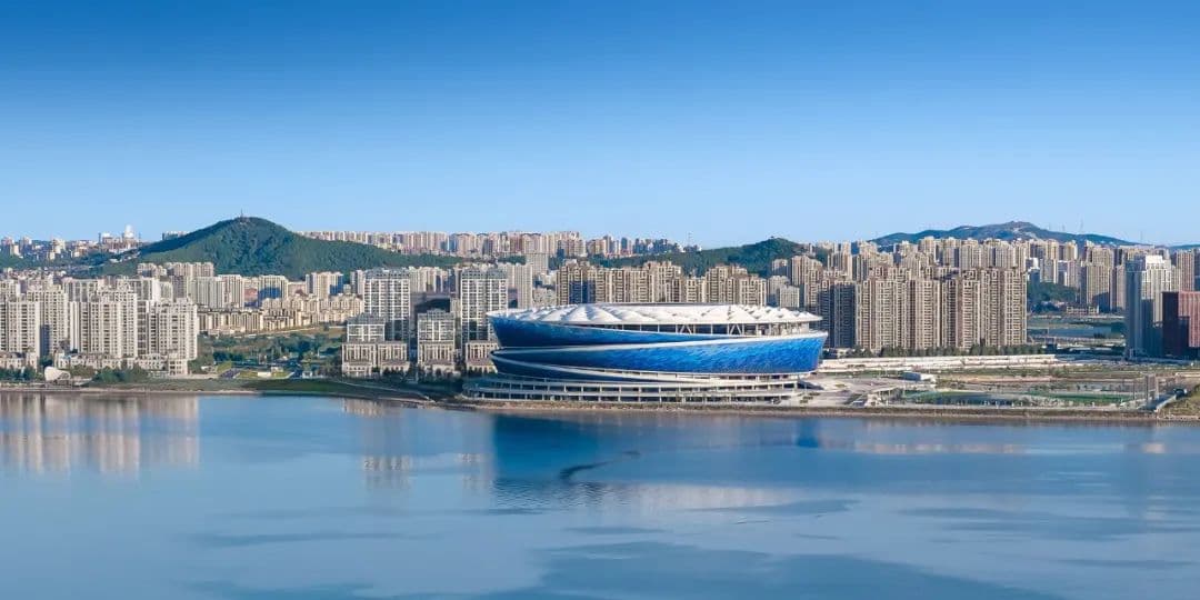 大连梭鱼湾足球场：三面环海的“炫彩叠浪”