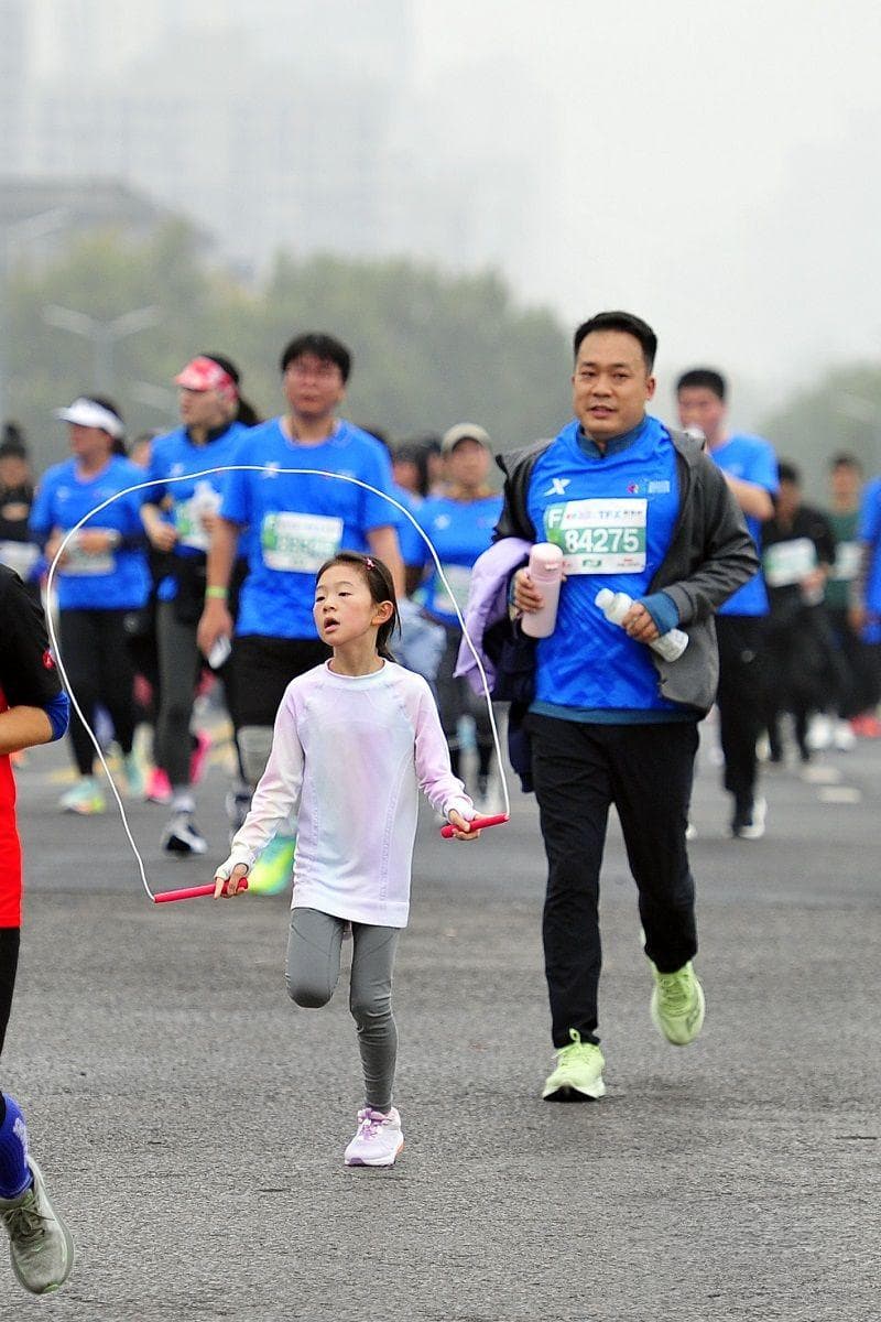 3.5万名跑者共赴西马之约 马拉松如何带火一座城？