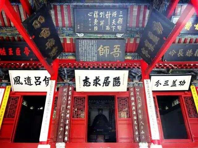 明代皇帝很重视：在卧龙岗举行“春秋二祭”，纪念诸葛亮