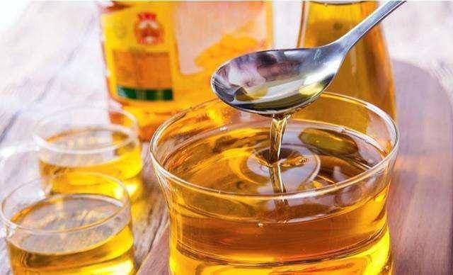 大豆油真的健康吗？专家提醒：这两种油尽量少吃，选对油更护心