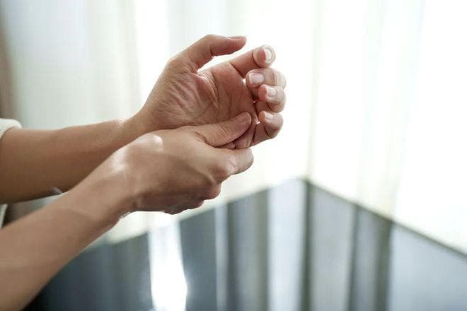 手痛发作，到底是劳损还是关节炎？多图对照自测→