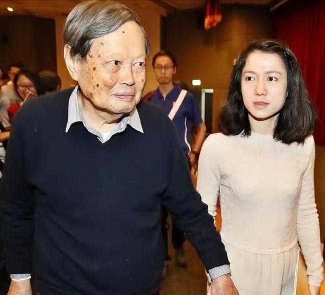 翁帆穿汉服参加公益，美翻全场