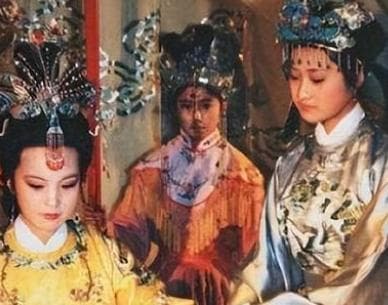 红楼梦中贾元春与贾府的兴衰有何联系？她是什么结局？