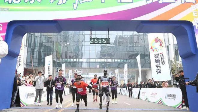 半程马拉松人机竞速：一场科技与人文的双向奔赴