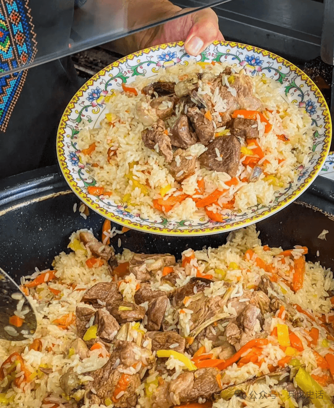 乌鲁木齐天山区十大美食：从抓饭到烤包子，品味地道新疆风味
