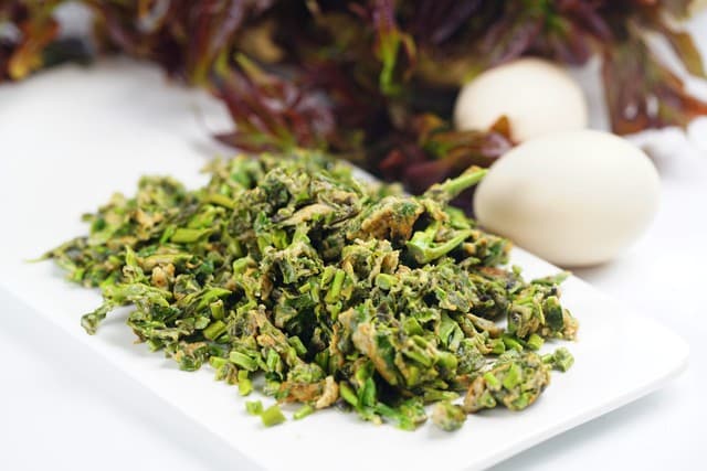 香椿炒鸡蛋，不能焯水，更不能直接炒，学会这招，又香又嫩又下饭