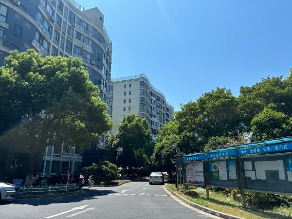 乱停车困局怎么破？议事协商聚民心 依规按约解难题丨物业面面观