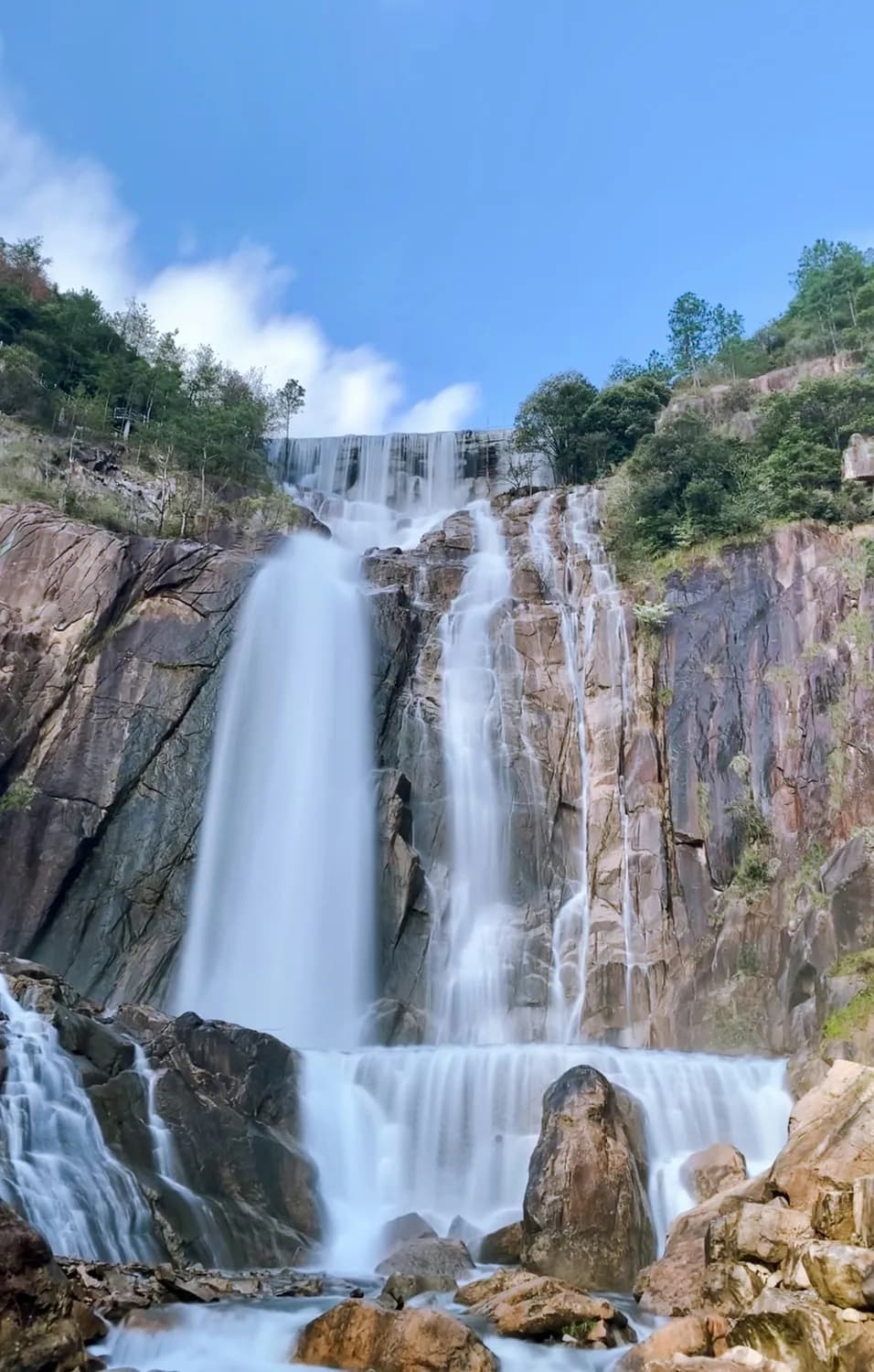 天台山大瀑布：325米落差飞瀑与佛道文化圣地