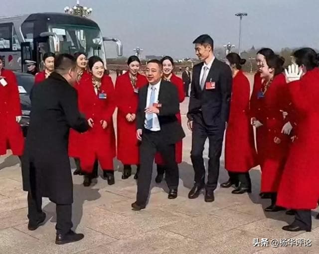 王励勤两会与刘国梁同框，保障樊振东深得人心，乒协未来掌舵人？