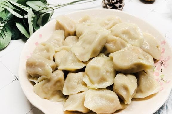 煮冻饺子，最怕开水下锅，牢记4个技巧，饺子不粘连，完整不开裂