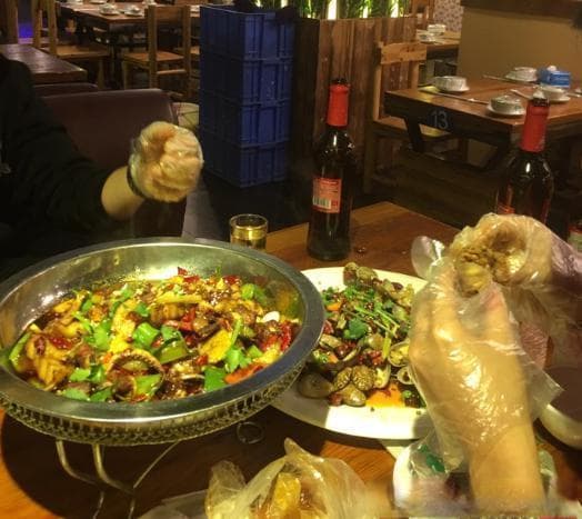 成都夜生活探秘：从繁华商圈到市井小巷，品味独特宵夜文化与风味