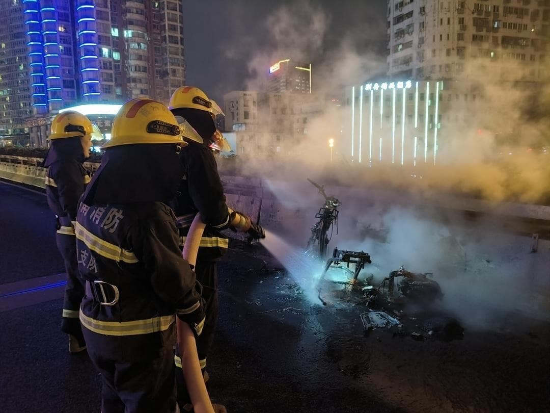 电动车突发火情如何应对？初起灭火，这些招数要记牢！