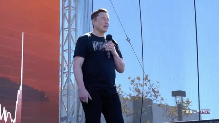 马斯克 4 年前的这个决定，让特斯拉犯下了最严重的错误