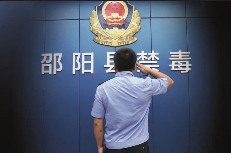 他，从武警战士到缉毒英雄