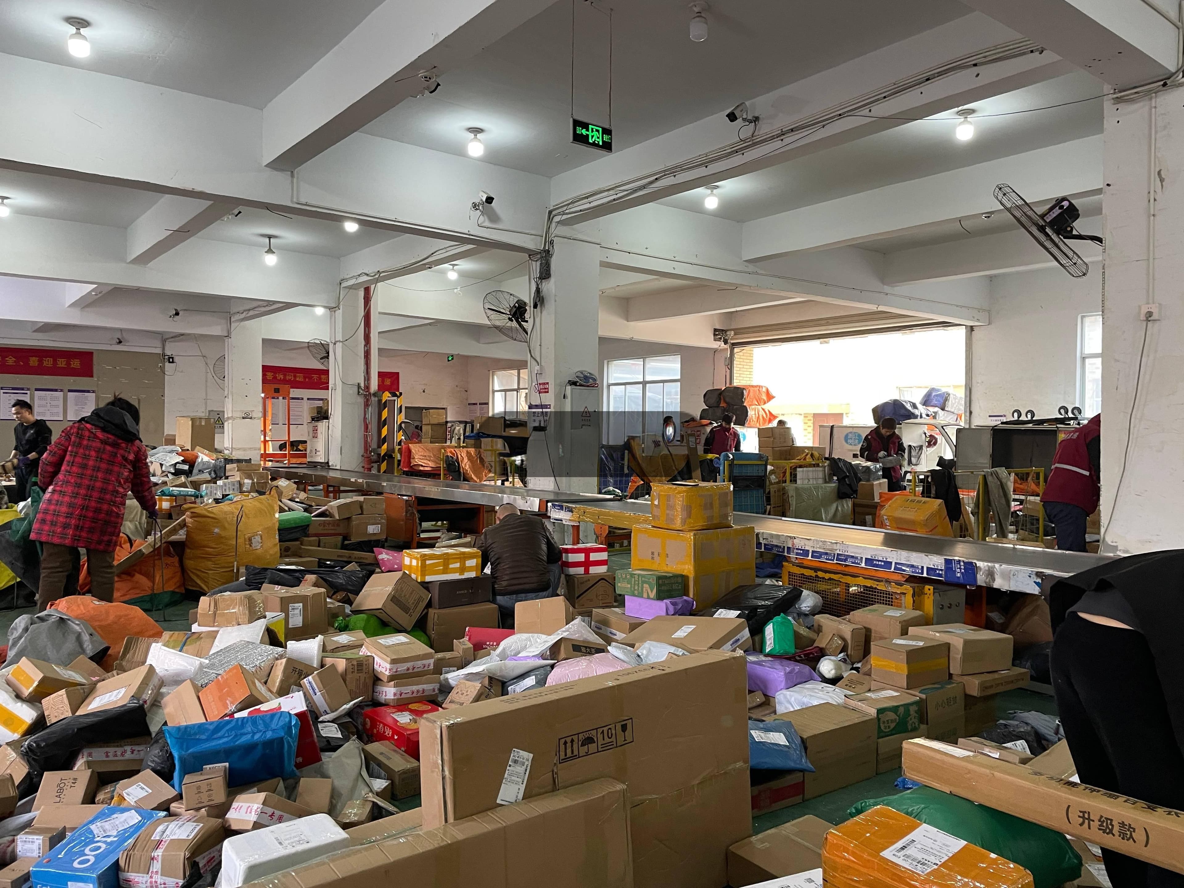 跟着快递员送了1000多个包裹，我们看到了快递新规的现实难点