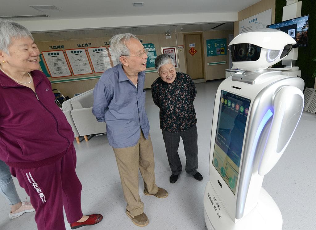 中国牵头制定养老机器人国际标准，人机共生时代来临？