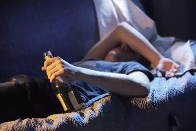 为什么手抖的人，喝点酒后就好了？
