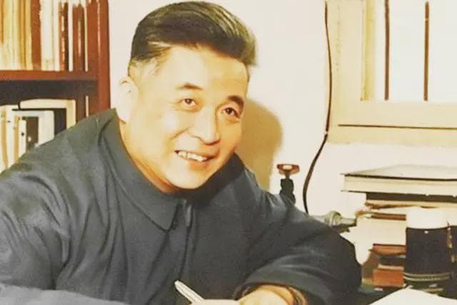 邓稼先在1986年拍摄的照片，他嘴角有东西，那是擦不干净的血迹！
