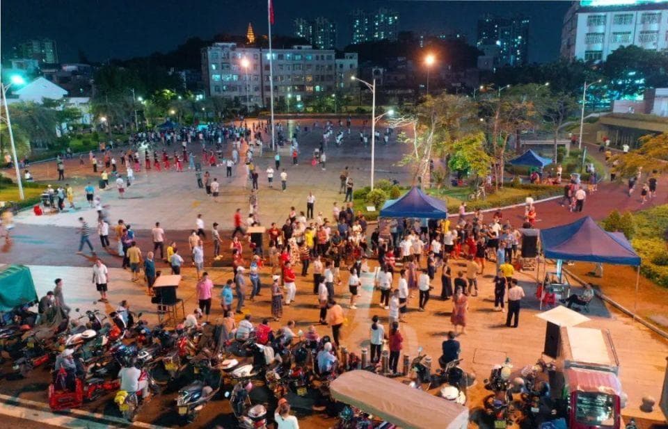 人民广场“蹦迪”欢，周边居民很苦恼 | 广场舞如何才能“健康且不扰民”？