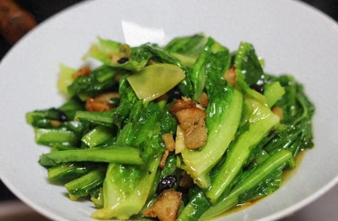 炒油麦菜不出水不发黄，掌握这两个技巧，青菜爽脆可口