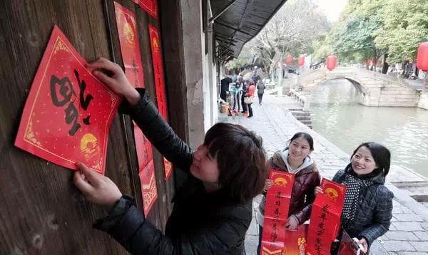 过年贴福字：正贴还是倒贴？看完快告诉家人