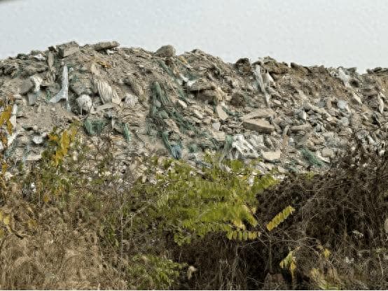 建筑垃圾非法掩埋：生态红线岂容践踏！