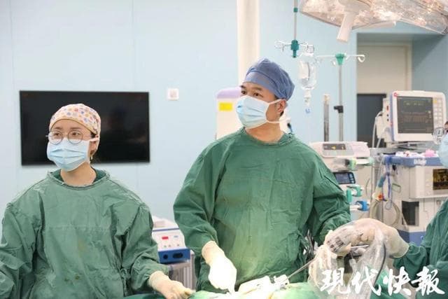14岁女孩腹中长出巨大肿瘤，医生提醒发现包块要及时就医