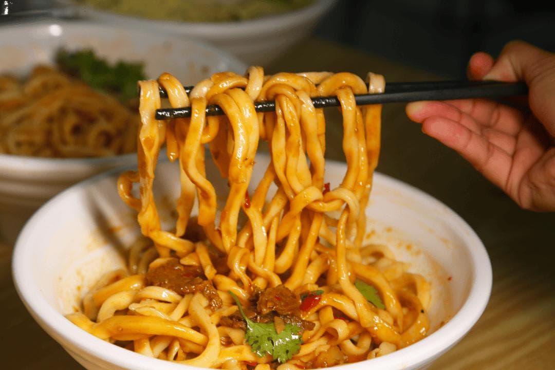 牛肉面的历史渊源与文化背景探究