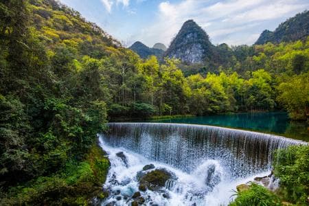 卧龙潭：喀斯特地貌中的碧玉明珠