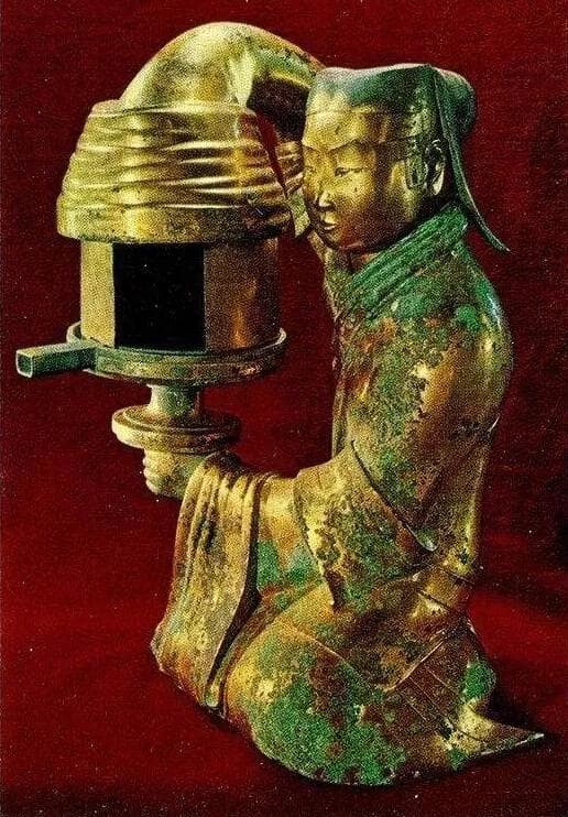 古装剧里皇帝动不动就“赏赐万金”，这里的“金”指的是黄金吗？