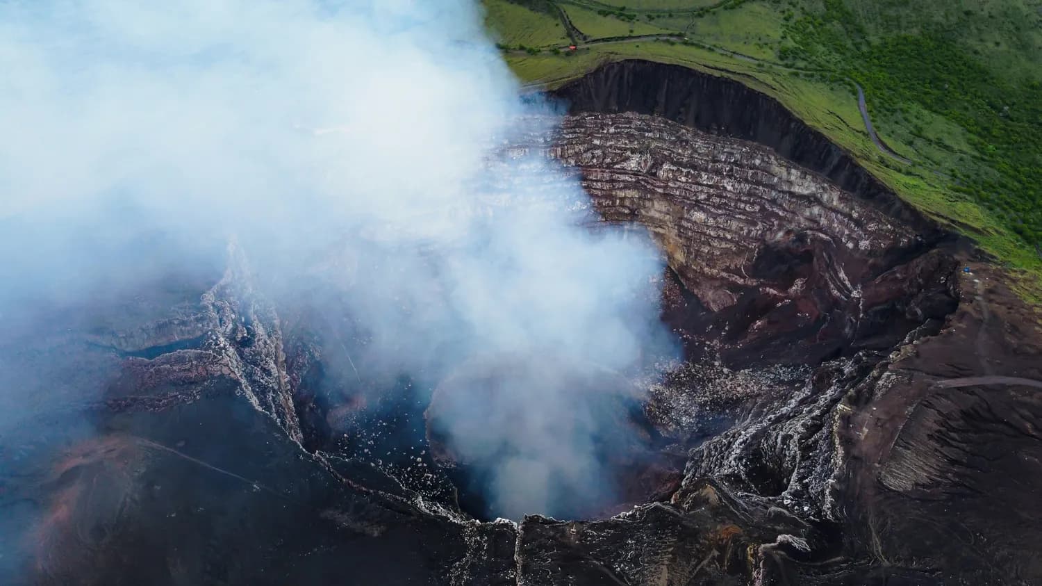新西兰怀特岛火山喷发：自然景观的剧变与影响