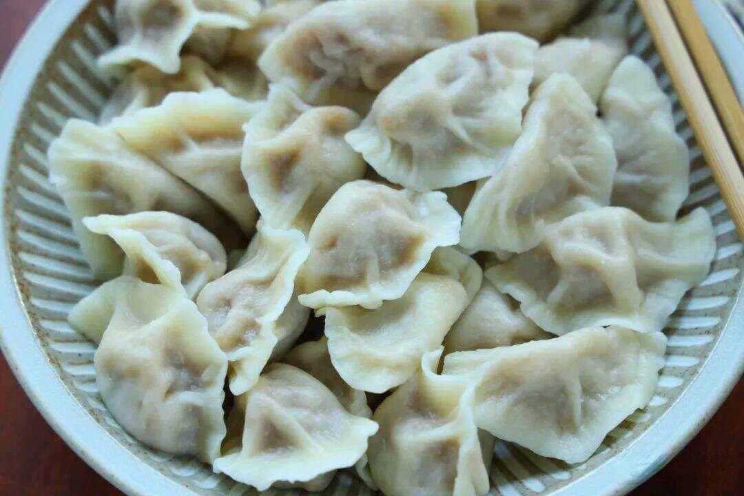 立冬吃饺子，首选这个馅儿，比韭菜营养，比芹菜便宜，鲜嫩多汁，百吃不腻！
