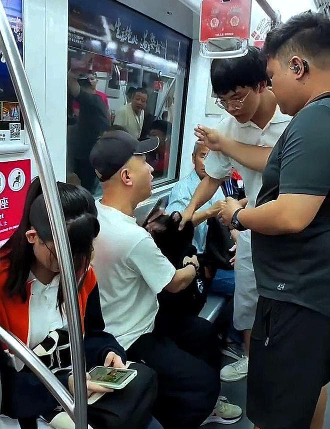 地铁占座拒挪，多人与其说理无效：能否将占座物仍下？
